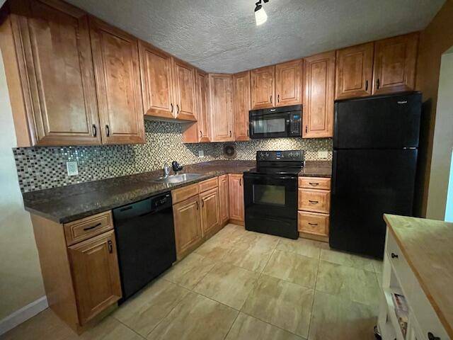 Well maintained spacious ground floor corner unit located to close proximity to Haverhill security gate, a 5 min.