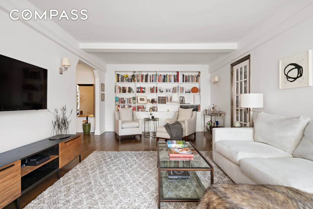 This bright and renovated residence is located within The Ardsley, one of Central Park West s most coveted Emery Roth designed cooperatives, offering a refined blend of prewar elegance and ...