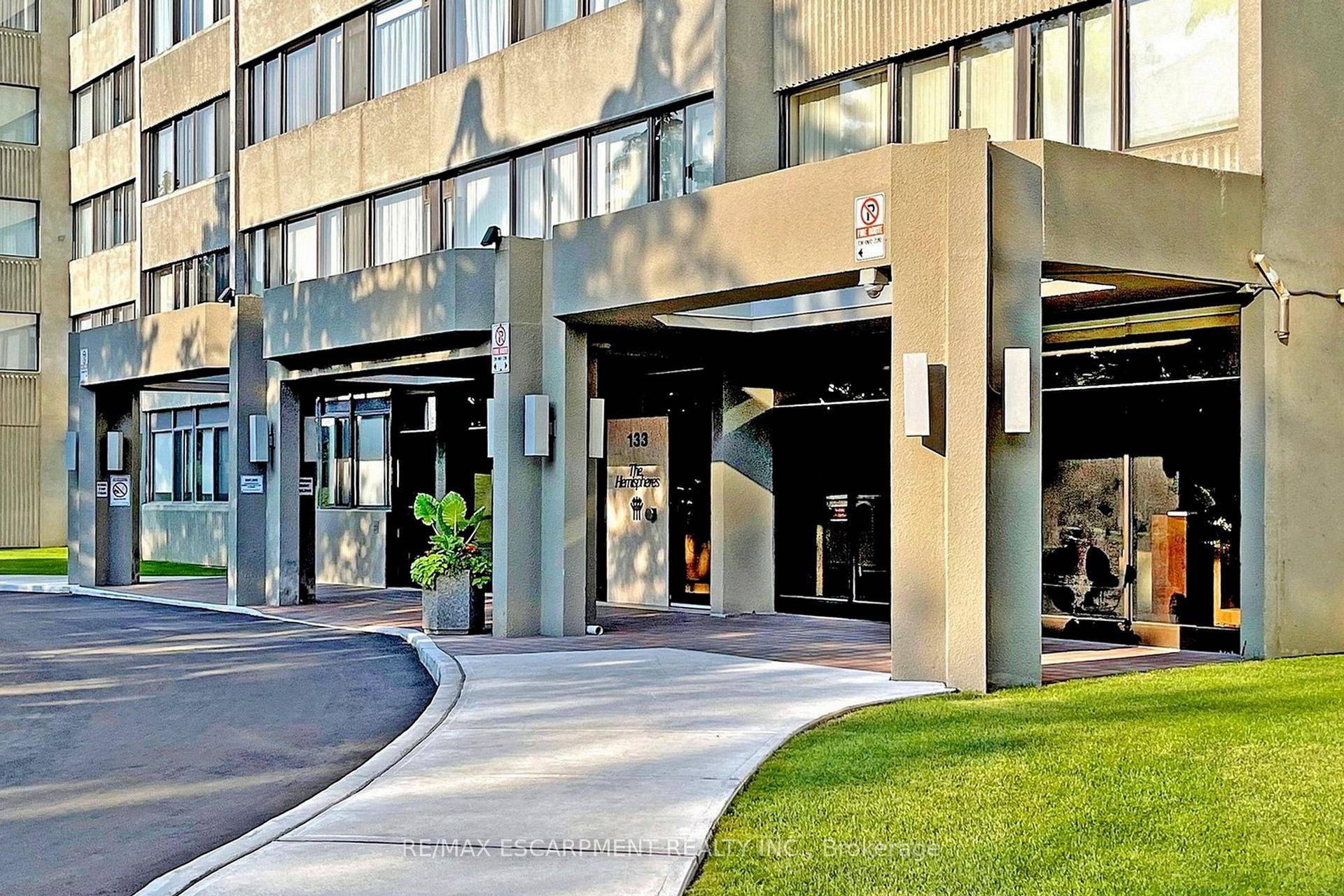 Beautiful Renovated Spacious 2 Bedroom Den Private Laundry In A Prestigious Well Maintained Building With Rare 2 Parking Spots, Located On A Quiet Court And Very Conveniently Near All Your ...