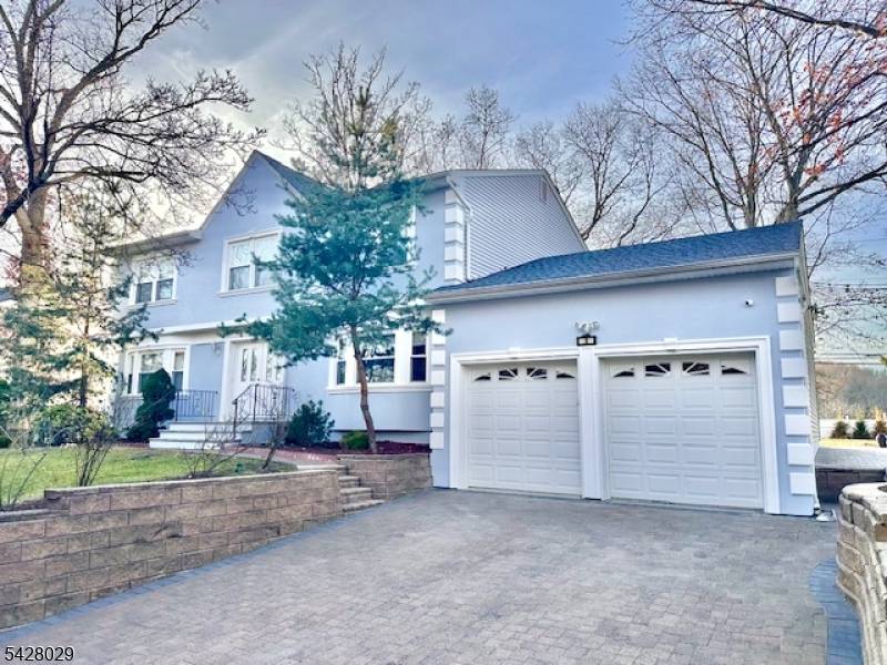 Beautiful 5 Bed 3. 5 Bath 3136 sq ft Home in East Brunswick's Desirable Colonial Oaks Redone Kitchen Granite Counters Backsplash, Stainless Steel Appliances, recessed Lights Large Atrium with tiled ...