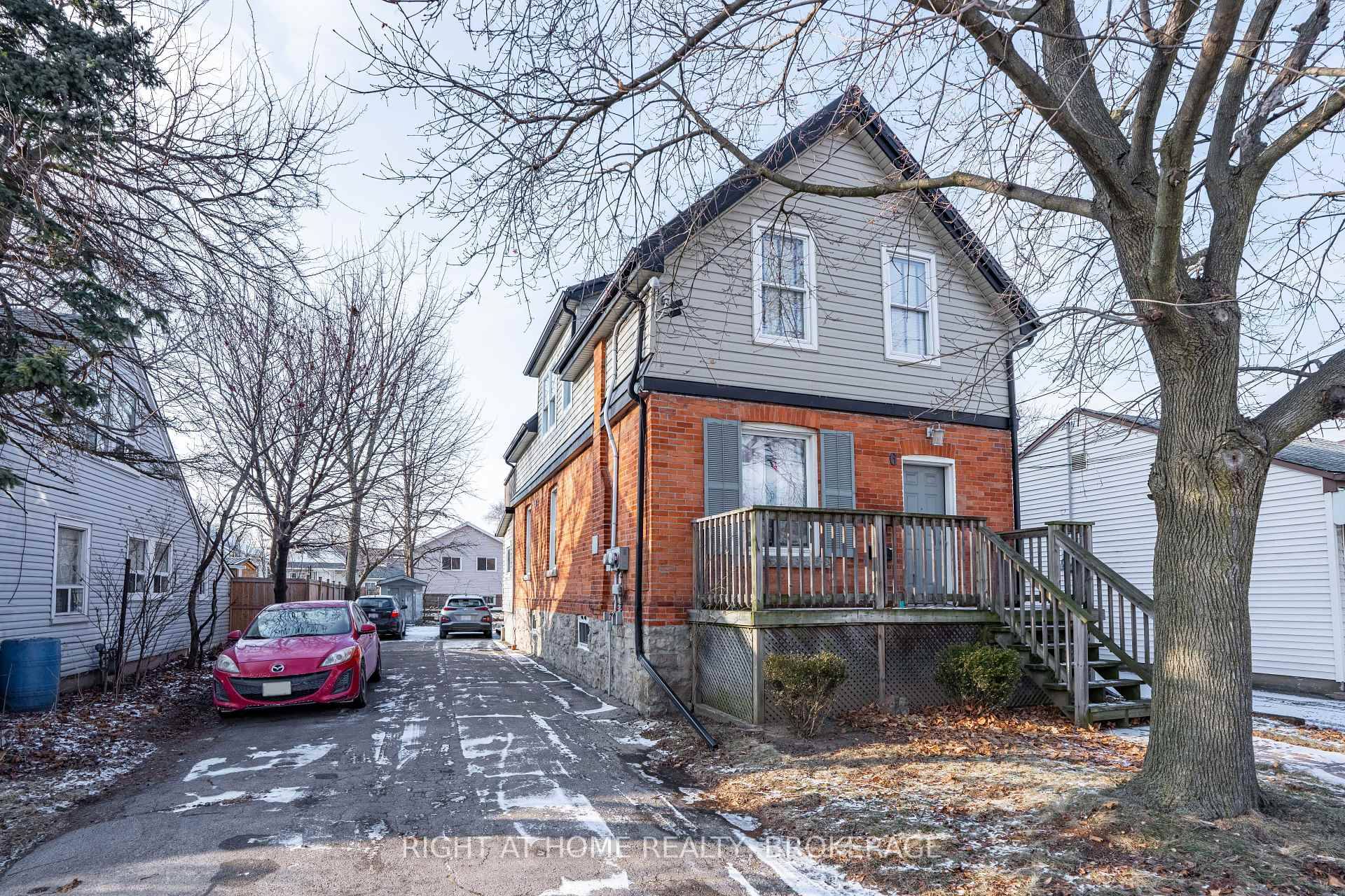 Turnkey Legal Duplex in Prime Hamilton Mountain Location !