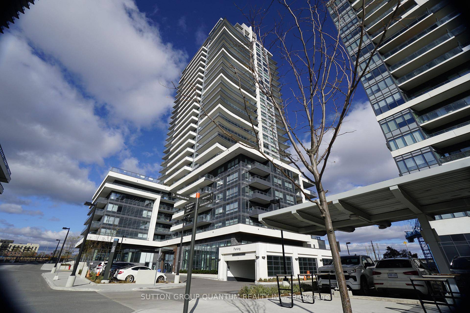 Welcome to this 595 sq ft, 1 bedroom plus den condominium at Universal City Tower 2 in Pickering, available for immediate occupancy.