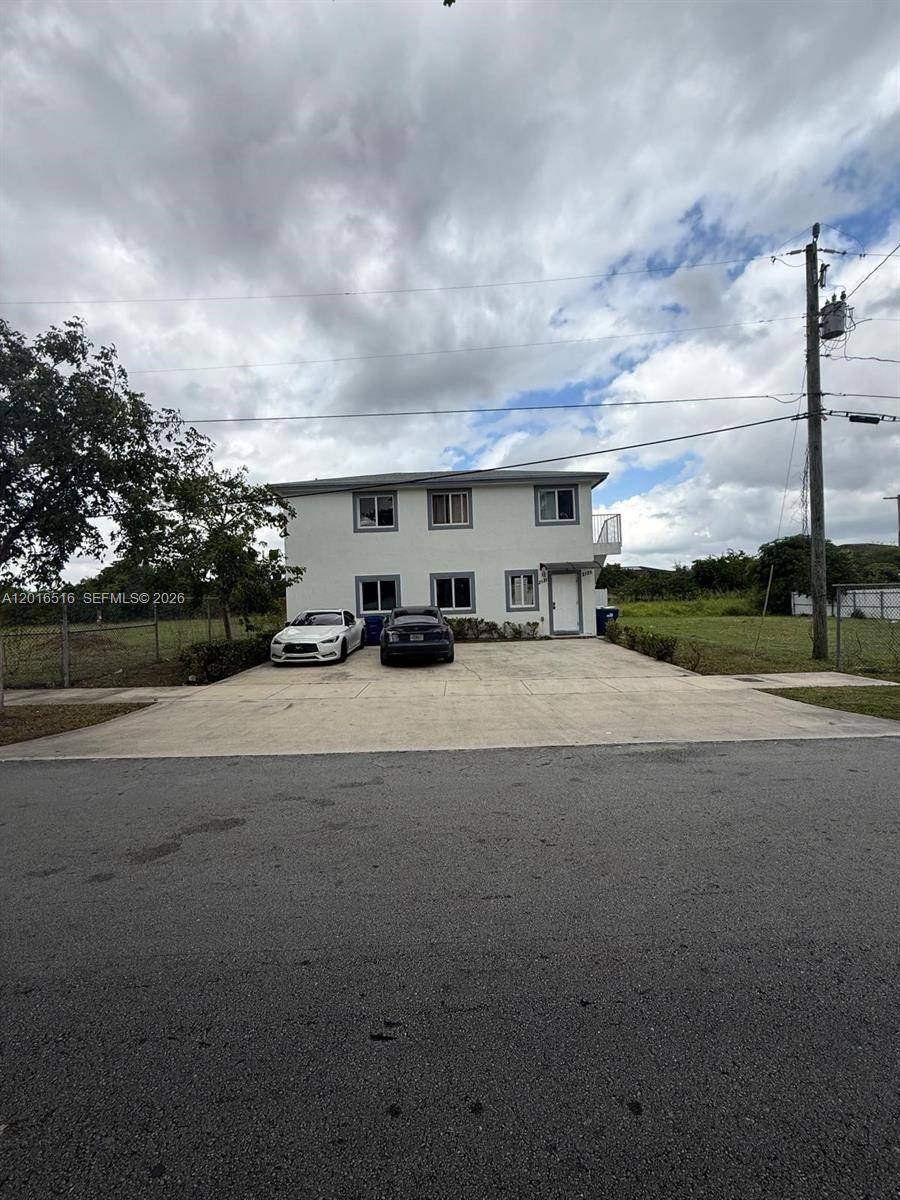 Attention investors, Incredible unit for Sale, This two story duplex features three bedrooms and two bathrooms in each unit.