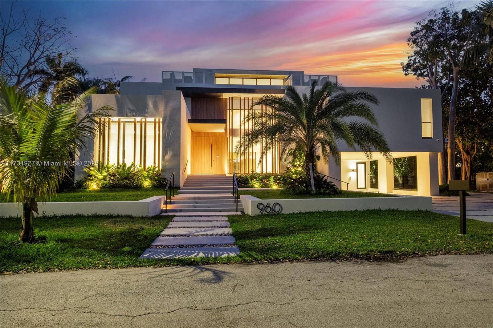 Discover unparalleled luxury at 960 Mariner Dr, Key Biscayne.