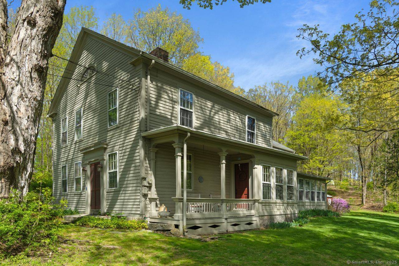 Charming antique home in the heart of Woodbury !