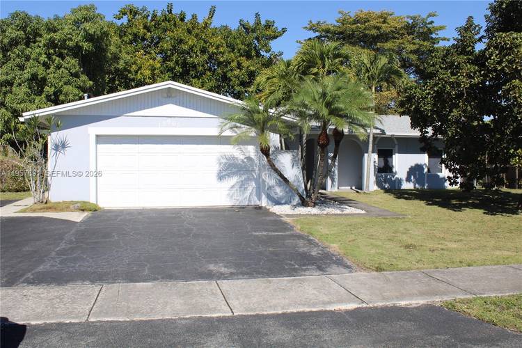 Charming 3 2 Home in Winston Park Kendall, Impact windows all around, Roof 2023, Kitchen Granite counter top, 2 car garage, Screened patio, Low HOA, Quick access to the Turnpike, ...