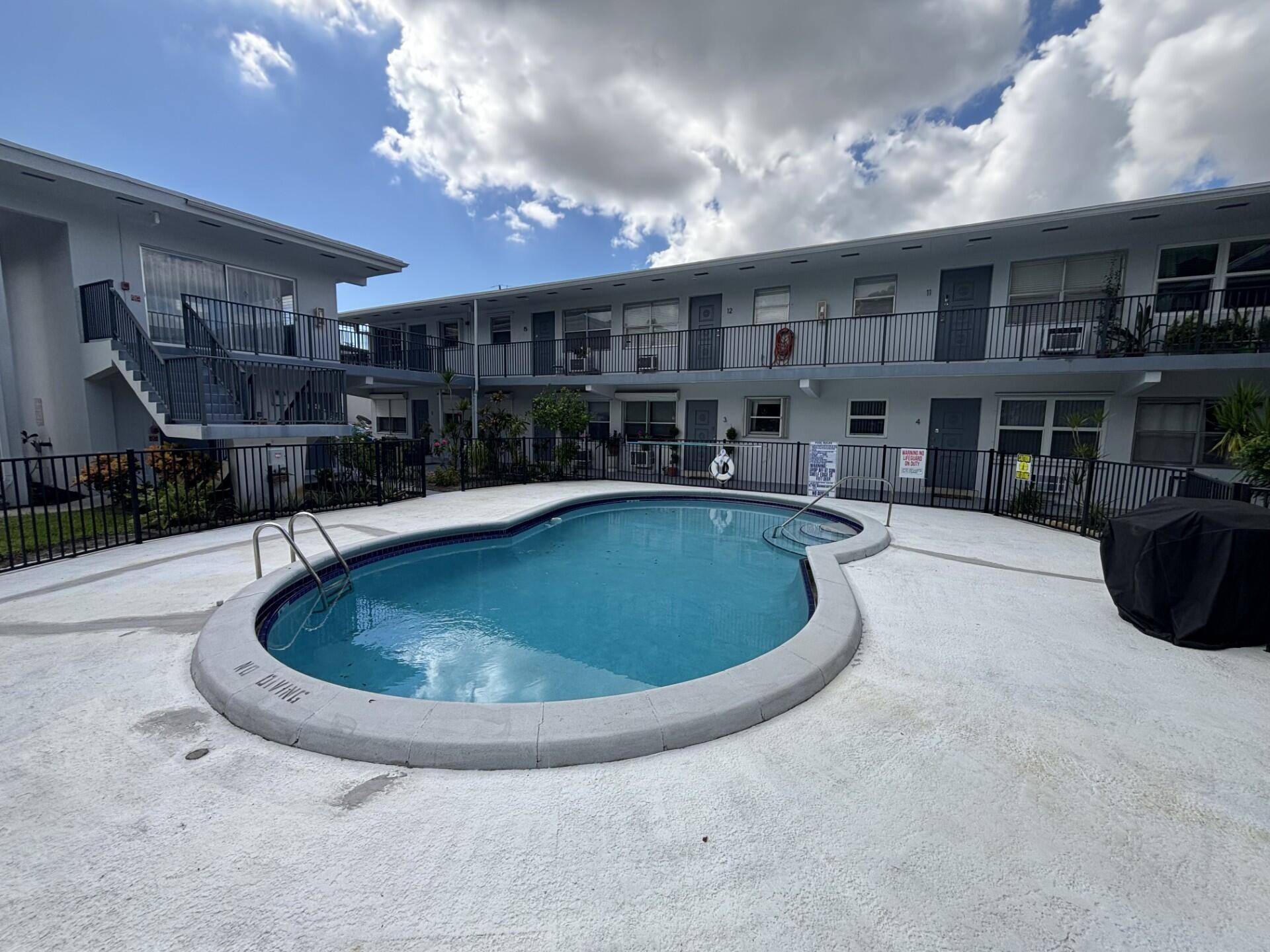 Charming 1 bed, 1 bath condo in Hollywood location minutes from the beach, Hard Rock, Hollywood Circle, Dania Pointe, Memorial Hospital, and FLL Airport.