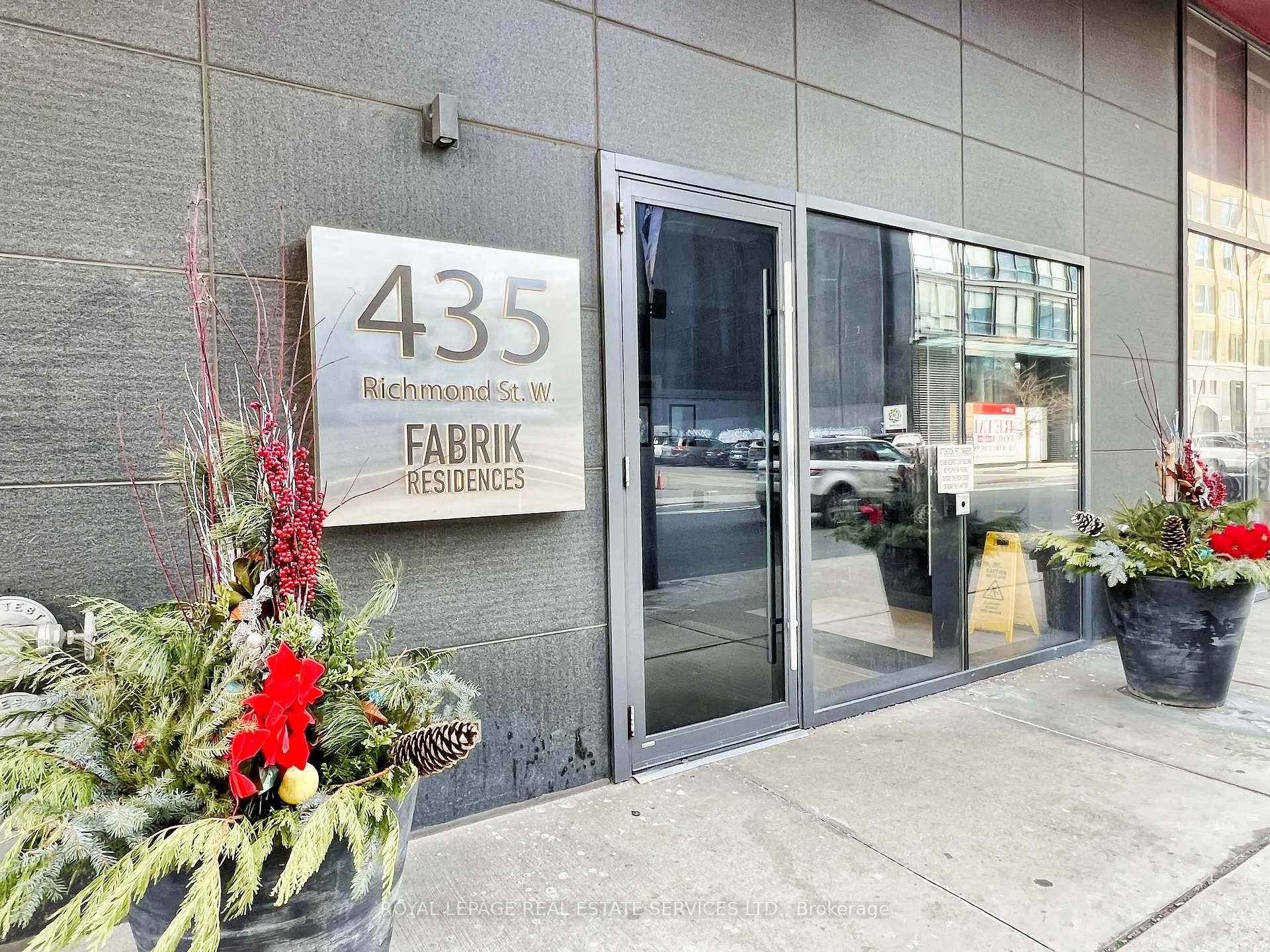 Spacious 1 Den currently used as 2nd bedroom feels larger than 614 sq ft plus Balcony also has an Owned Parking Spot in the Heart of the Fashion District this ...