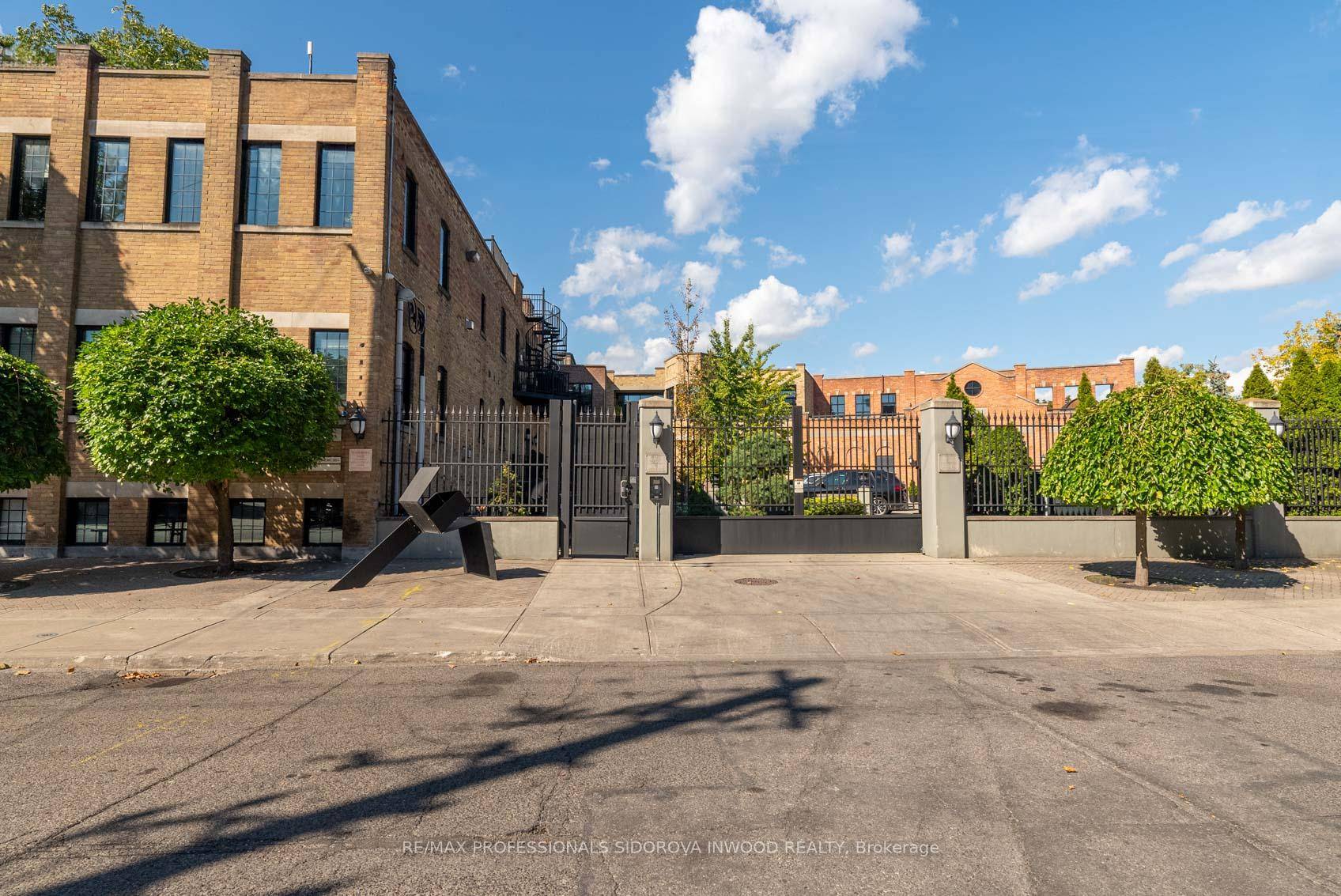 Rare opportunity to rent a stunning 1541 sq ft, two level hard loft located in the ChambersCourtyard, one of the most exclusive and private enclaves in Toronto steps from Roncesvalles ...