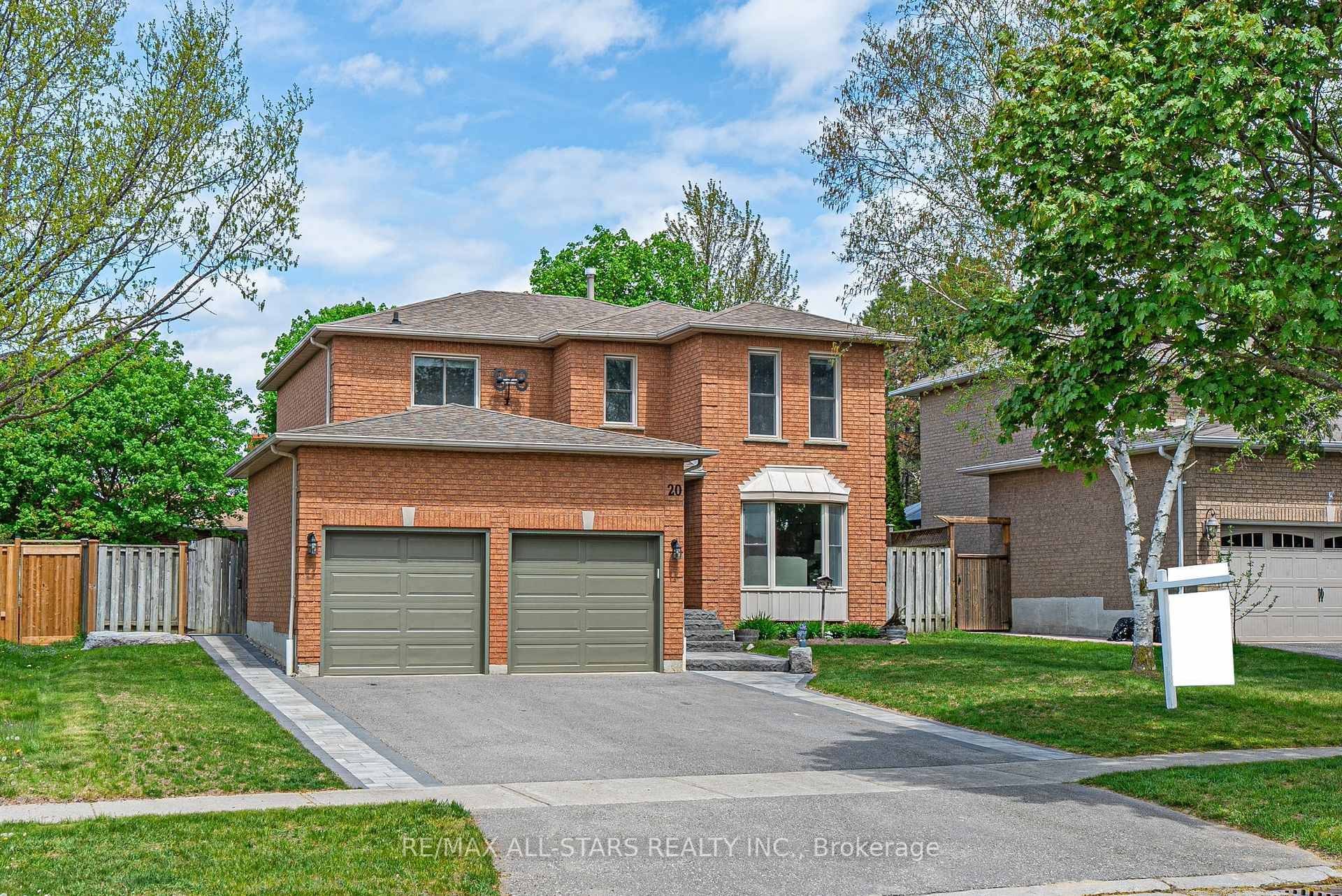 Beautiful 4 bed, 4 bath home in a family friendly Uxbridge neighbourhood, offering approx.