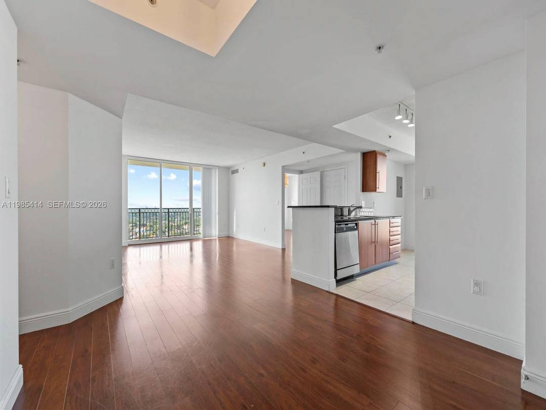 Spacious 2 bedroom, 2 bath condominium located in the Coral Way area of Miami, in a full service, high rise building, this spacious unit features a bright open floor plan ...