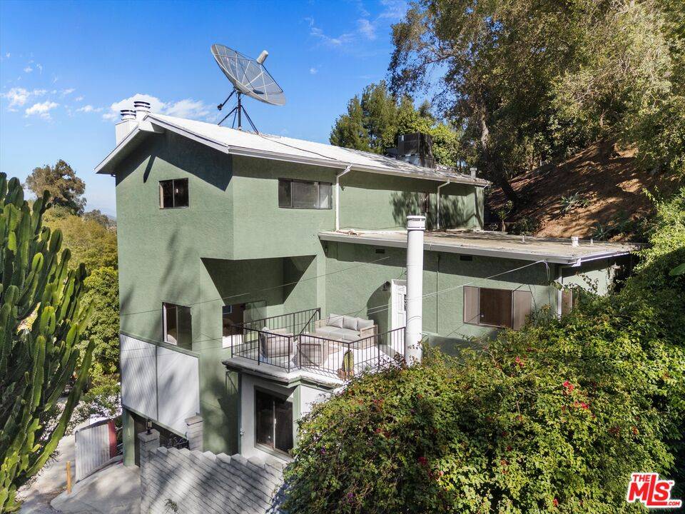 8506   Oak Ct 4BR Hollywood Hills East La