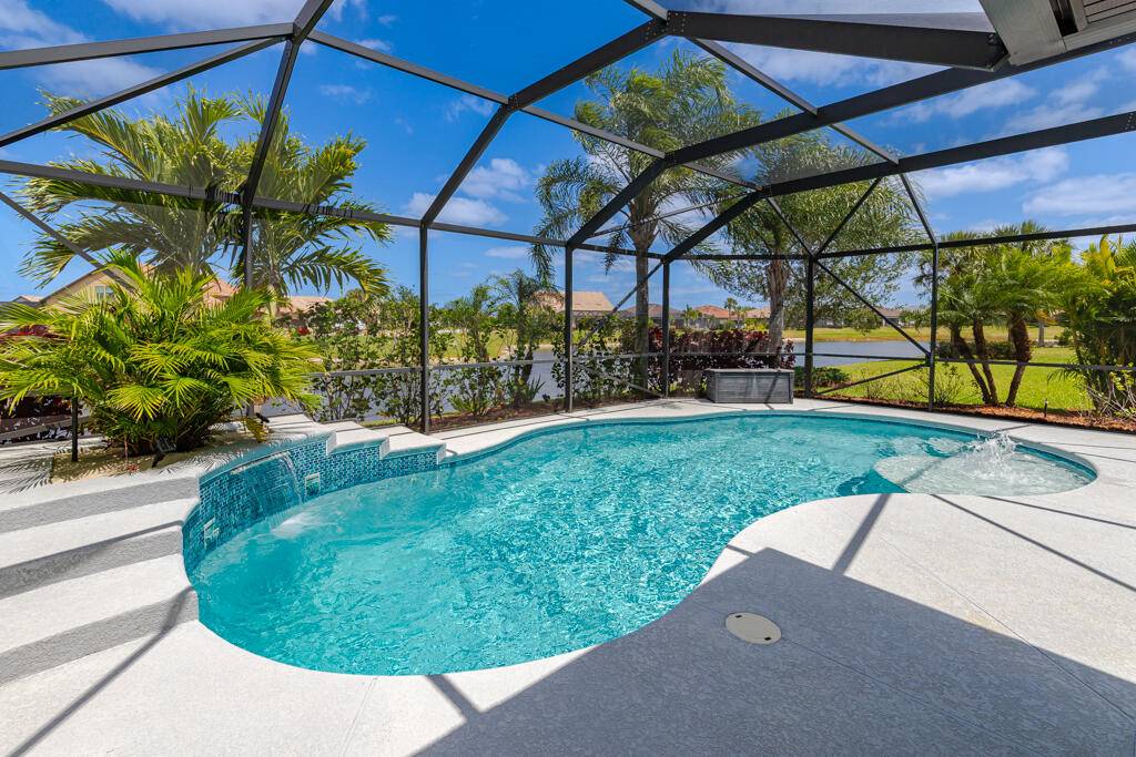 Escape to Your Private Tropical Oasis Pool Home in Veranda Gardens !