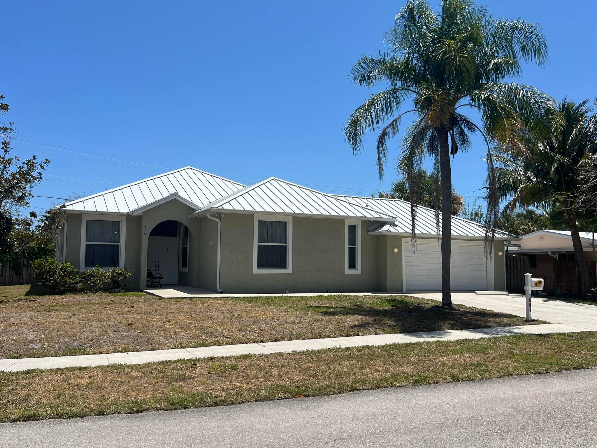 Discover this beautiful 3 2 single family home with two 2 car garages in a well established neighborhood of Lake Osborne !