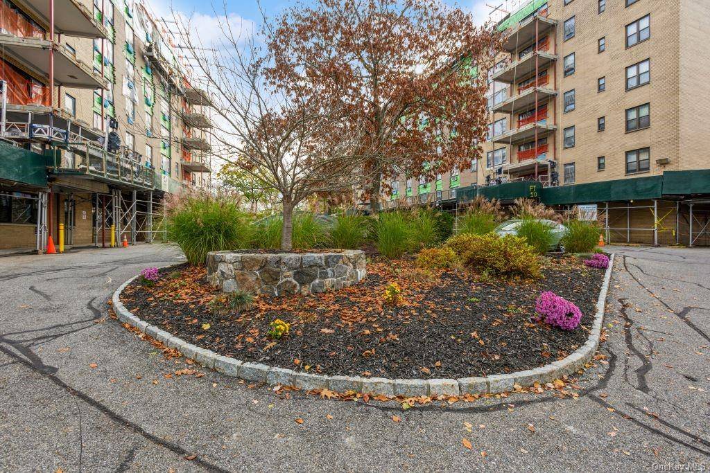 A Commuter's Dream ! Enjoy the Village lifestyle with a short walk to the Metro North Train Station and the Mount Kisco downtown area boasting many unique shops, restaurants, and ...