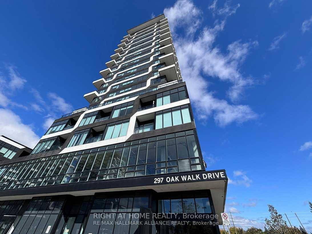 Amazing ! 2 bedroom, 2 bathroom corner suite in North Oakville's Uptown Core.