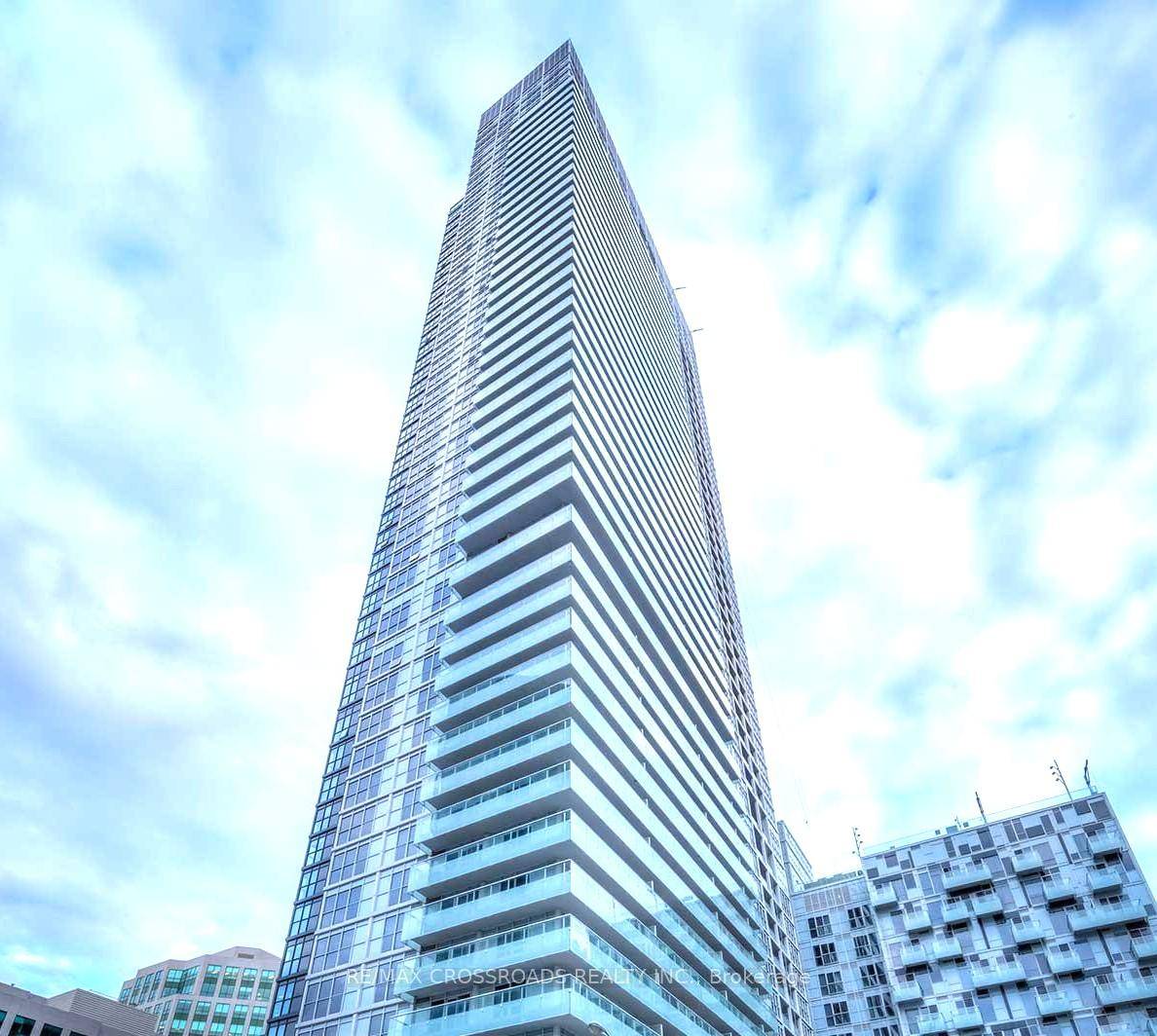 Location Right at the Financial Entertainment District.