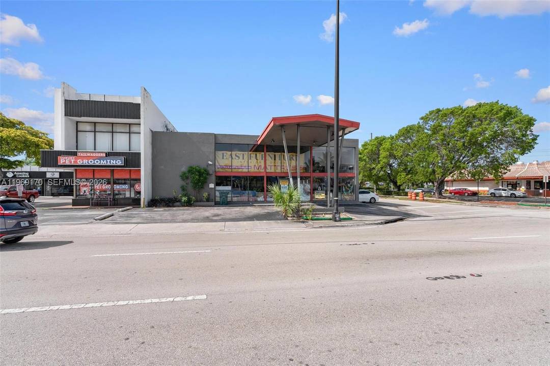 Prime Retail Building Located on East Commercial Blvd !