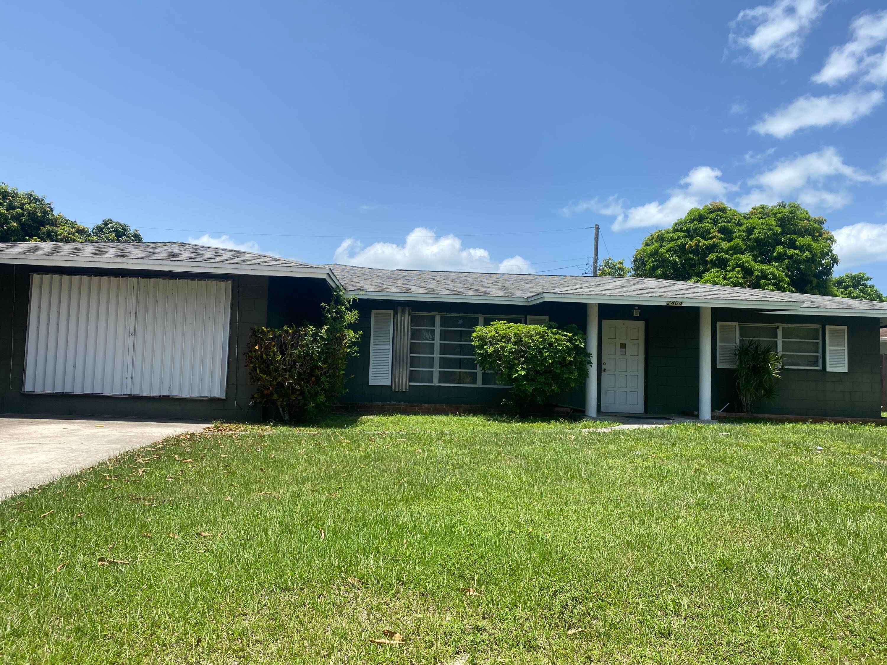 HUGE CBS HOME LOCATED IN A NICE QUIET POCKKET OF HOMES SOUTH OF VIRGINA AVE, IF YOU NEED A LOT OF SPACE, THIS IS THE HOME FOR YOU !