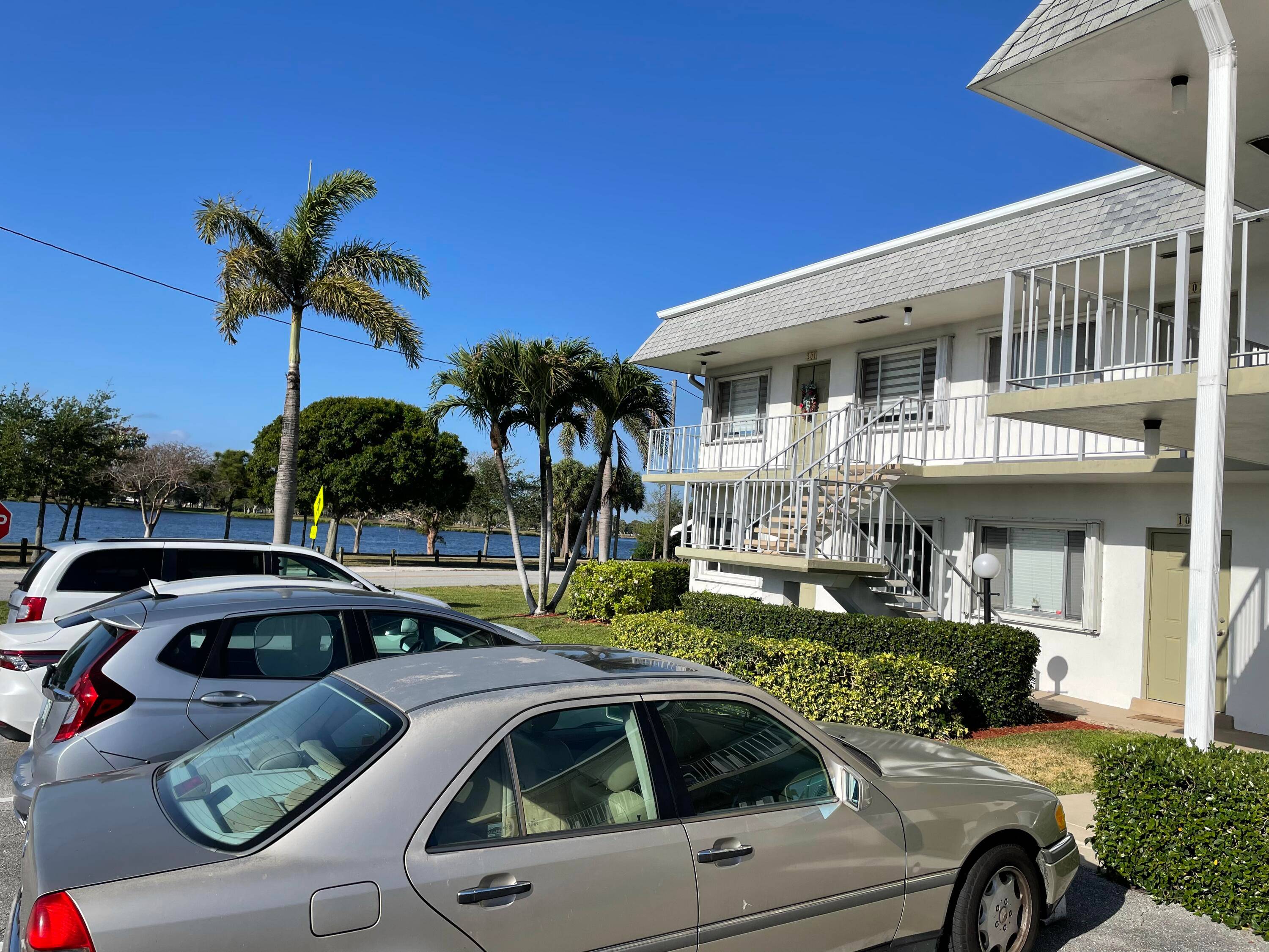 Best unit available ! New floors and updated kitchen and bathrooms.