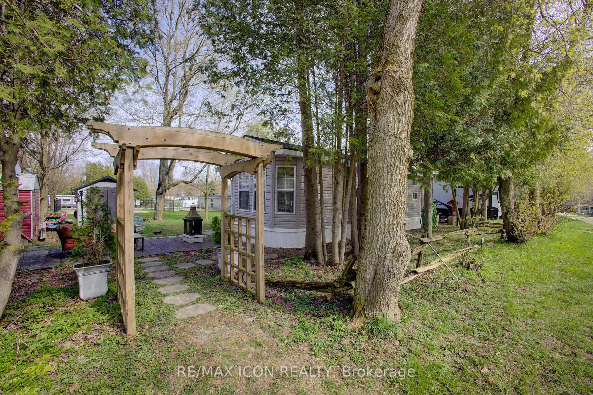 Welcome to your perfect seasonal retreat in Spring Valley Park !