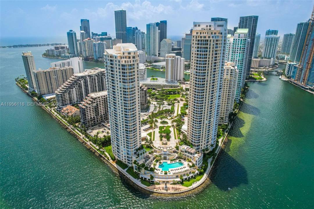 Spectacular Corner Residence on Brickell Key Island, great investment opportunity An exceptional corner residence offering breathtaking panoramic views of Biscayne Bay and the Miami skyline from two expansive balconies perfect ...