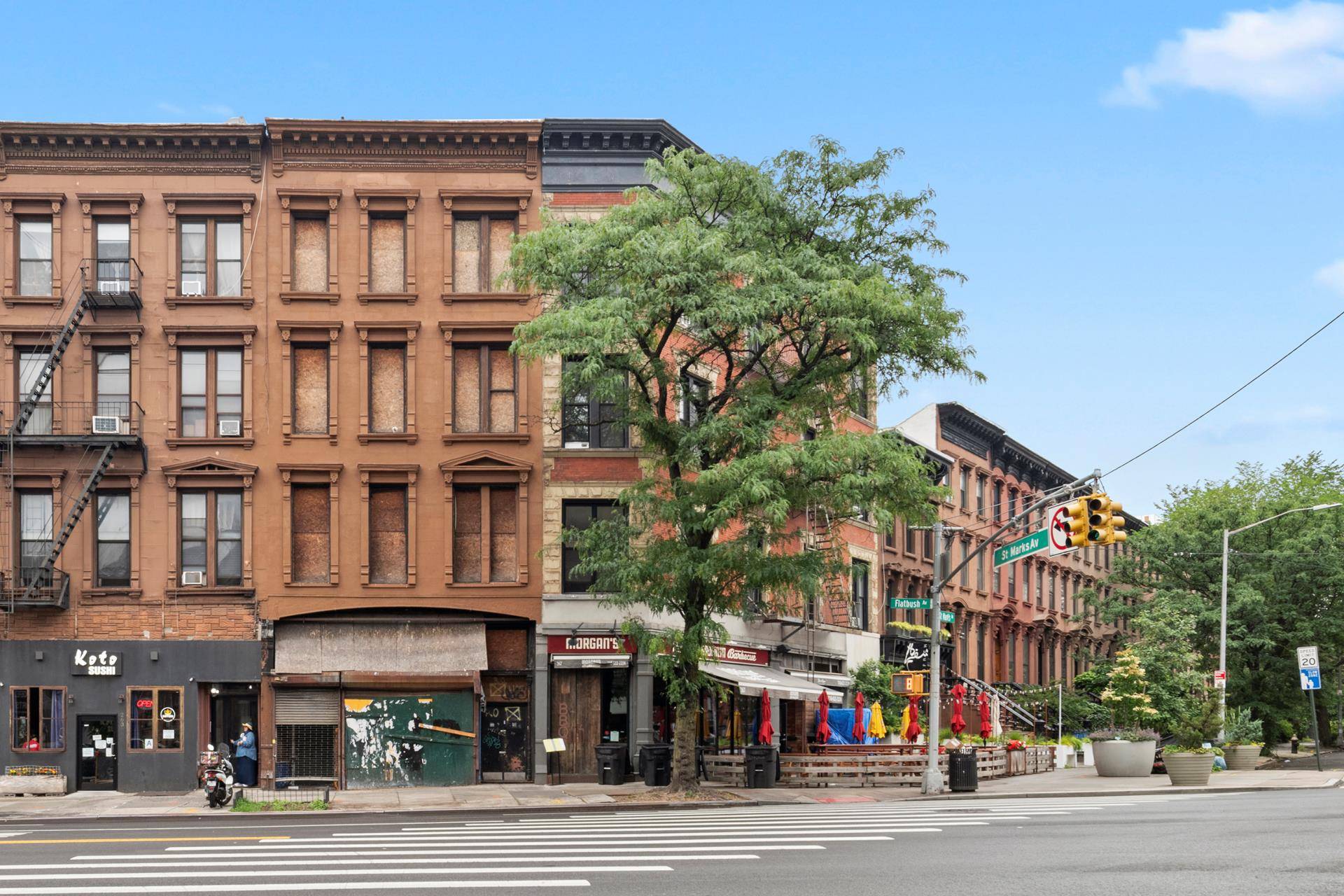265 Flatbush Avenue is a massive 24 wide x 70 deep building at the bustling intersection of Park Slope, Prospect Heights, and Downtown Brooklyn.