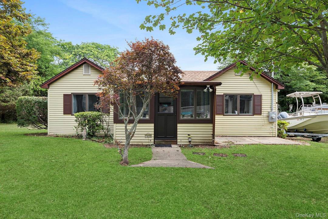 Summer Cottage in Southold Just steps from the Long Islands Sound.