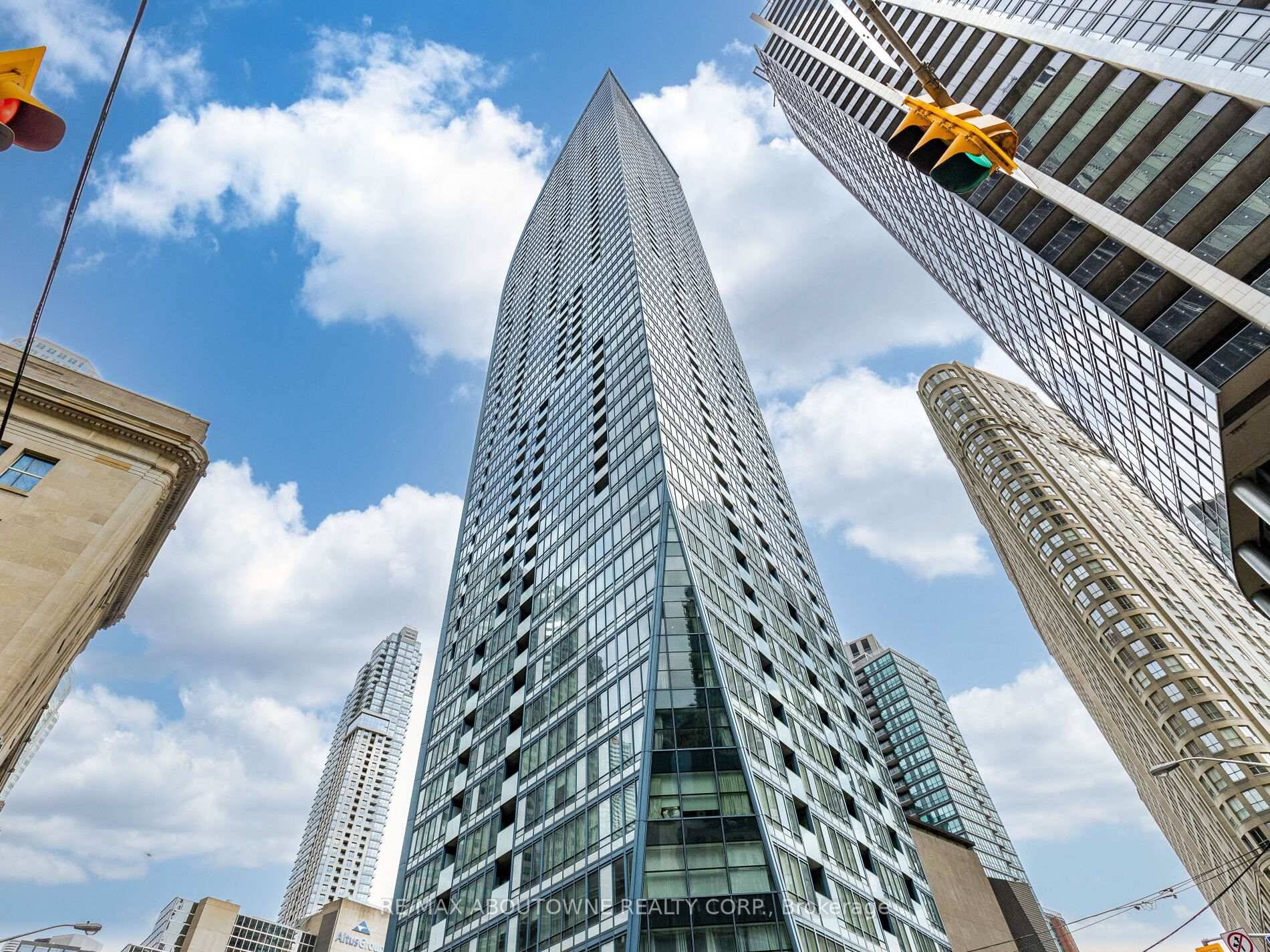 MUST SEE A stunning 1 bed 1 bath CORNER UNIT at the L Tower in the heart of downtown Toronto with 704 Sq Ft of living space.