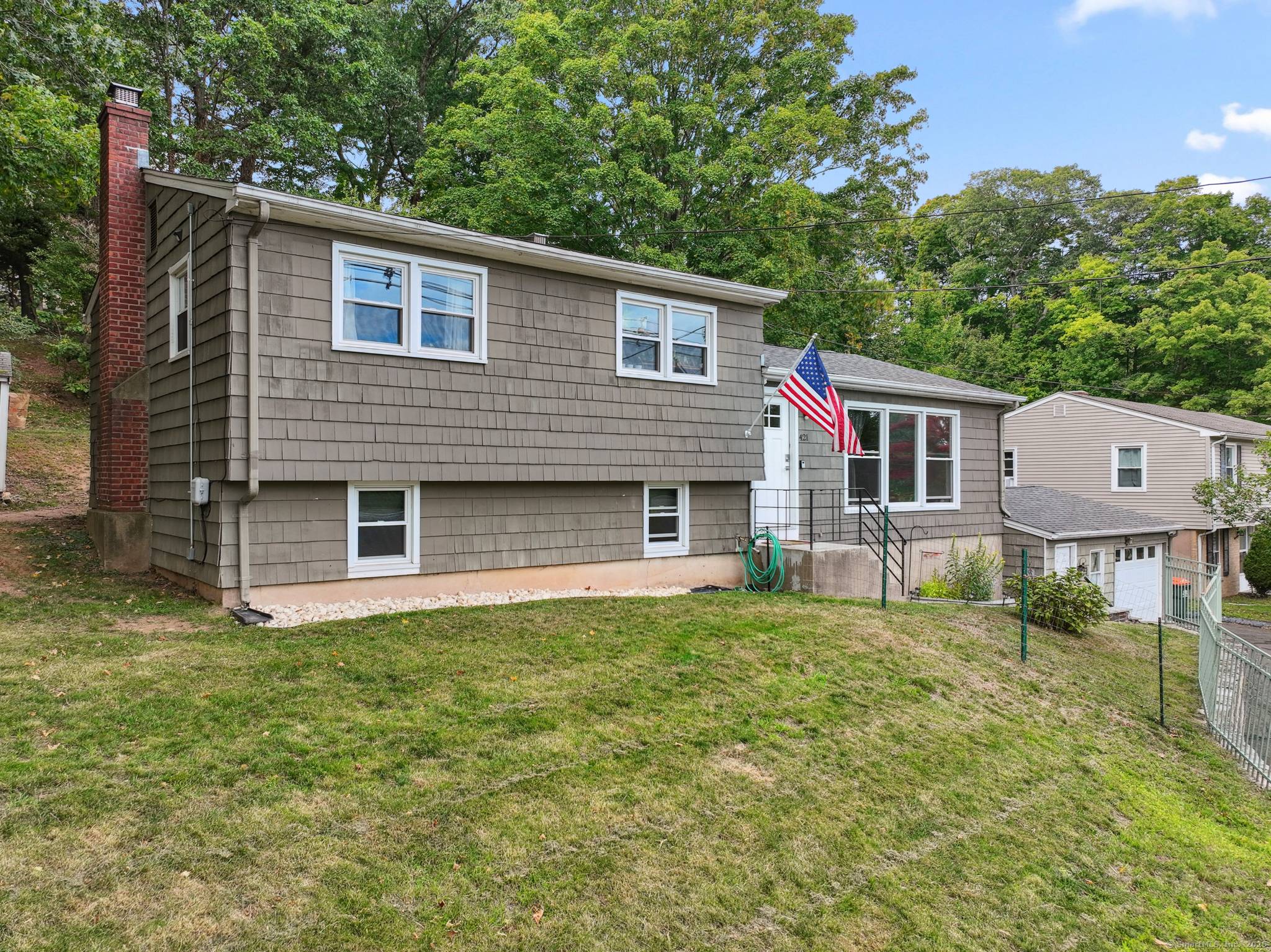 Come tour this spacious split level home here in Wallingford !
