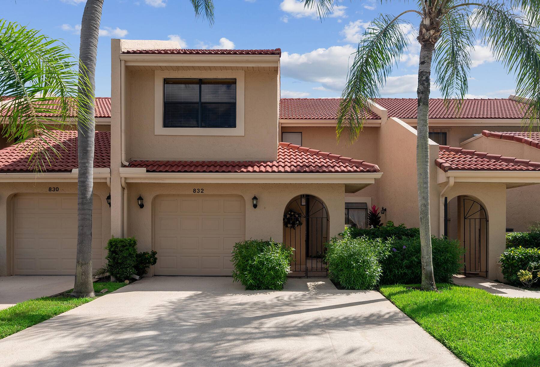 Beautifully furnished townhome located in the Windermere subdivision of PGA National.