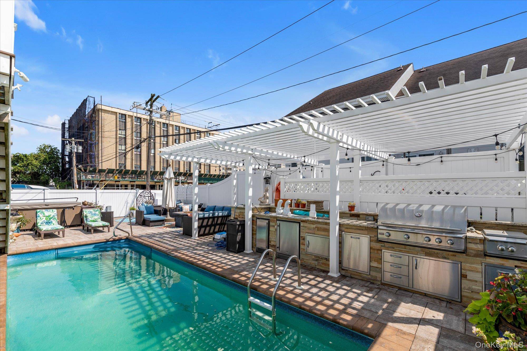 Welcome to the ultimate beachside entertainer's dream !