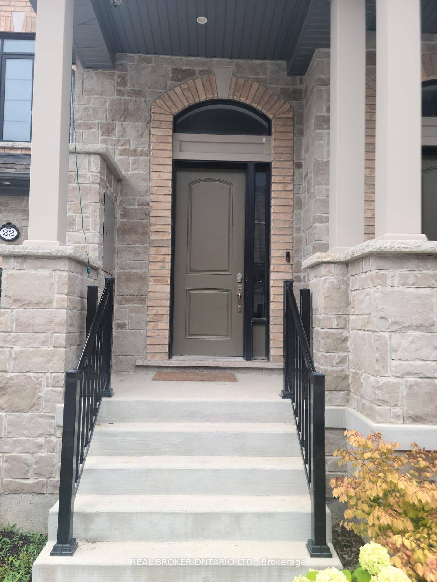 Beautiful, three year old luxury townhome in the family oriented Whitby Country Lane neighborhood.