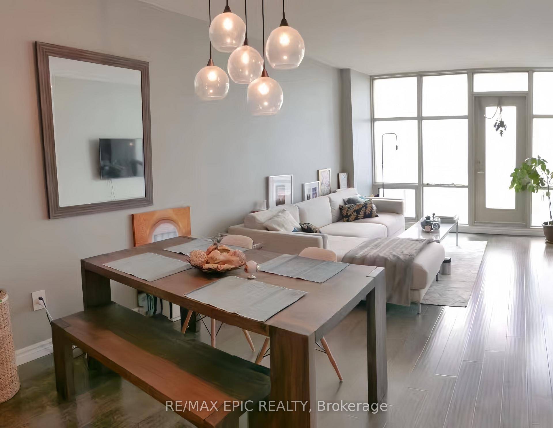 Bright amp ; Spacious 1 Den Condo On Super High Floor W Breathtaking, Unobstructed Lake amp ; City Views !