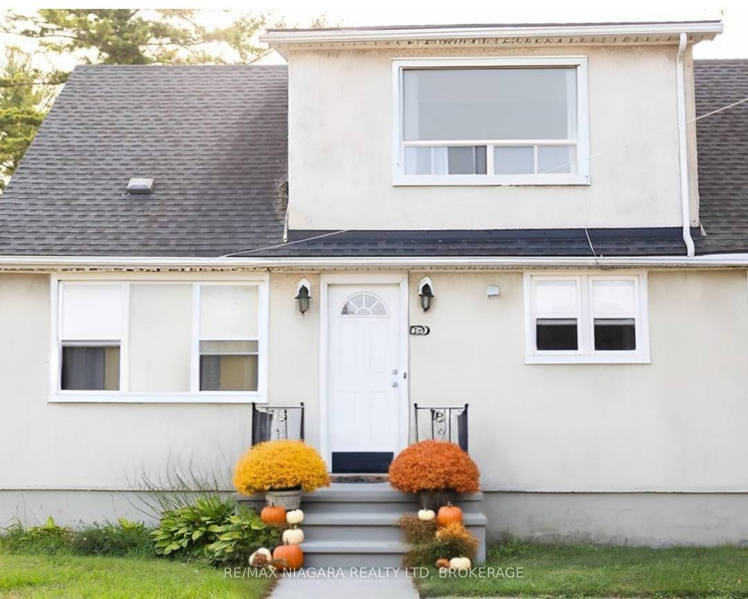 This bright and airy 1 bedroom, 1 bathroom upper level apartment offers comfortable living in a convenient and central neighbourhood !