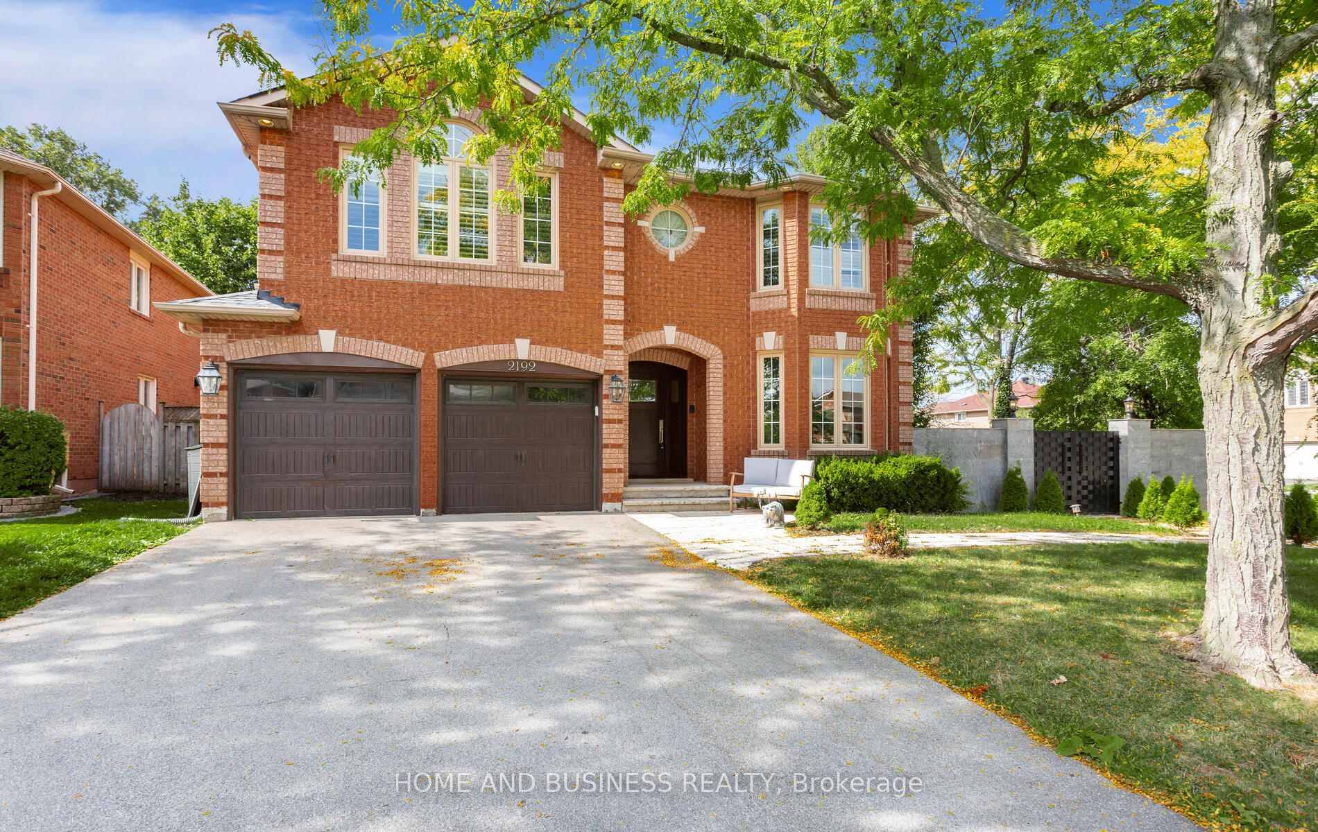 Priced to Sell Discover the ultimate in luxury living with this meticulously crafted 4 bedroom, 5 bathroom detached home on a prestigious corner lot in Oakvilles coveted River Oaks.