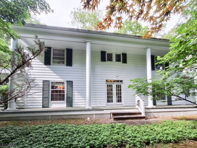 Welcome to Smoke Rise One of NJ's most prestigious gated lake communities !