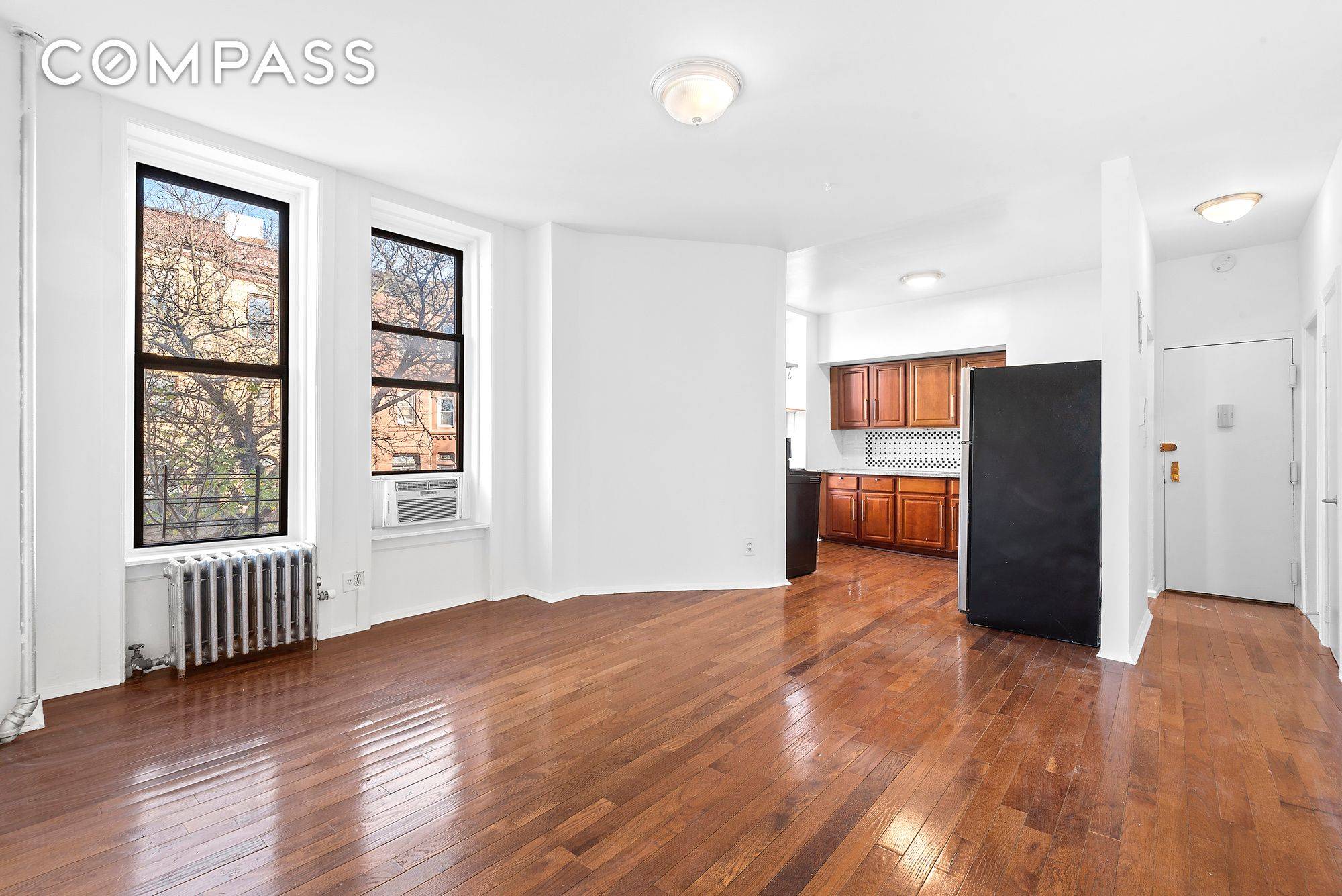 Sunny 2 Bed Located the 2nd floor in Historic Stuyvesant Heights.