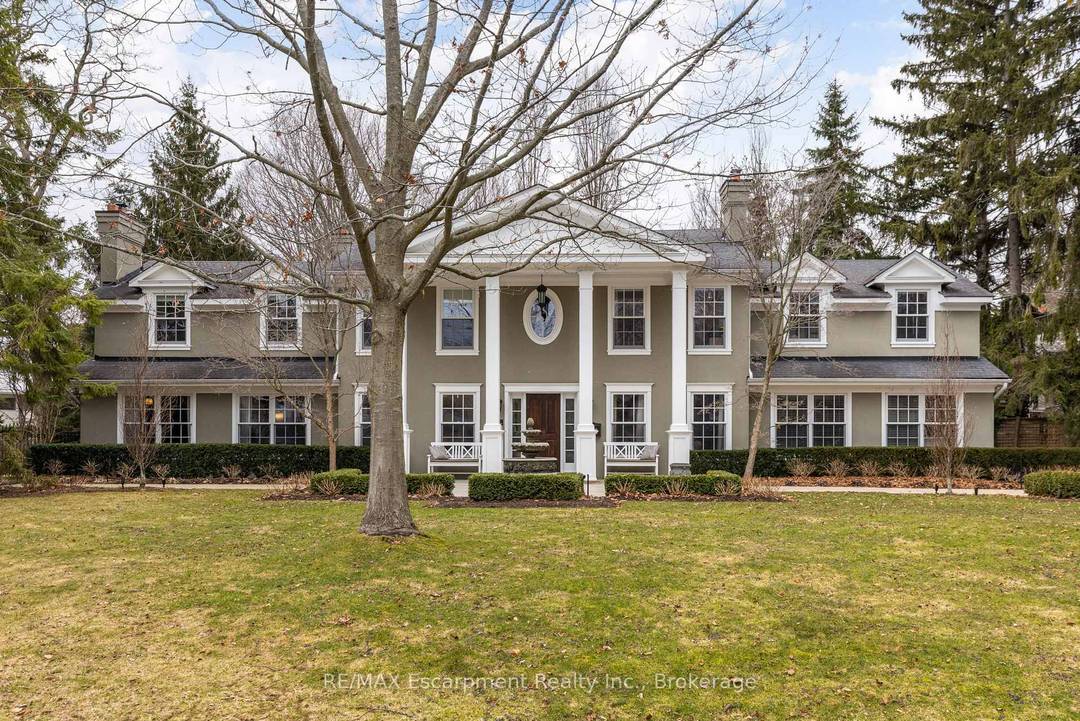 Nestled on an exclusive court in prestigious Ennisclare Park neighbourhood, 146 Abbey Ct is a masterfully renovated Georgian style residence steps from the lake amp ; Gairloch Gardens.