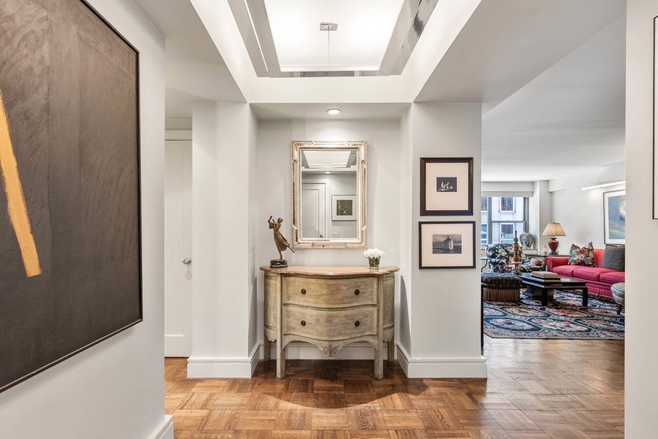 Fantastic Location ! ! ! Located at 57th Street and Park Avenue, The Dorchester is in close proximity to NYC's finest restaurants, shops, museums and theater.