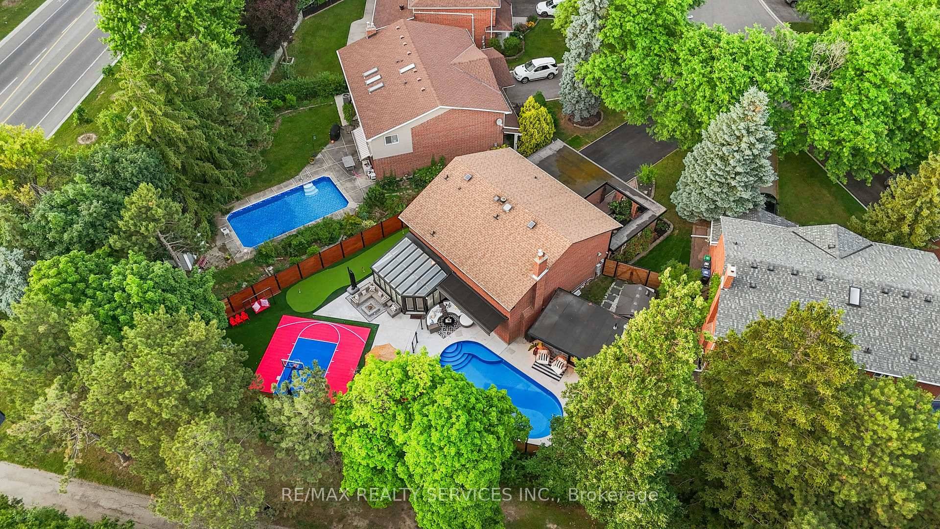 Your Private Luxury Retreat in Brampton !