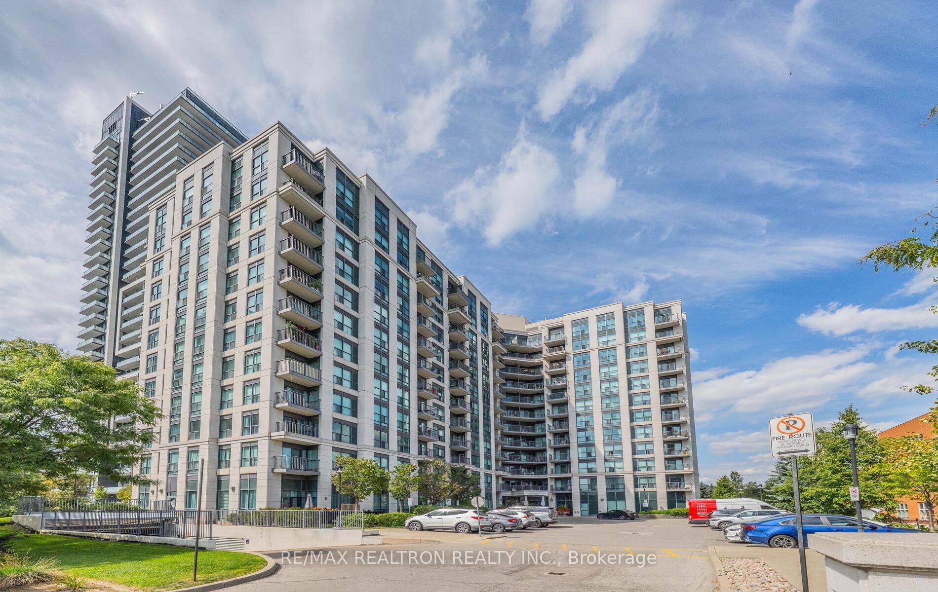 Gorgeous Unit The Royal of Bayview Glen, conveniently located at Yonge amp ; Hwy 7.
