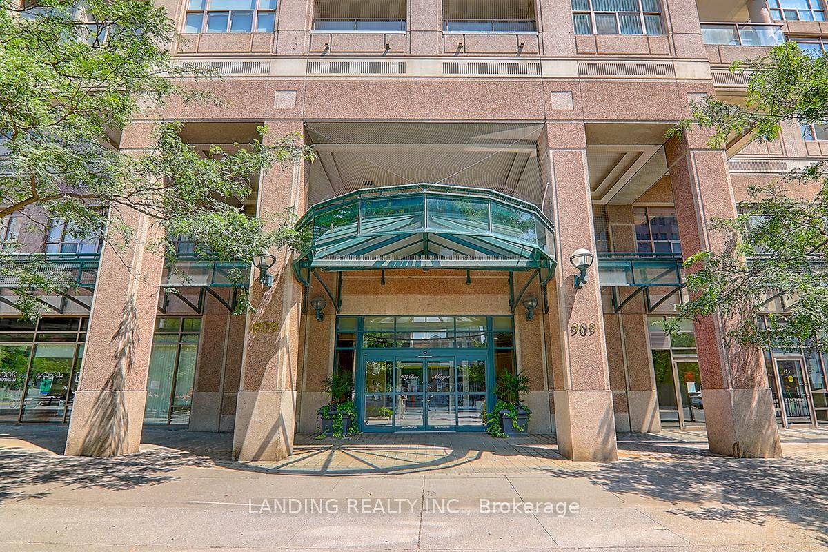 Rare Spacious New Renovated spacious condo in the heart of the City with beautiful views !