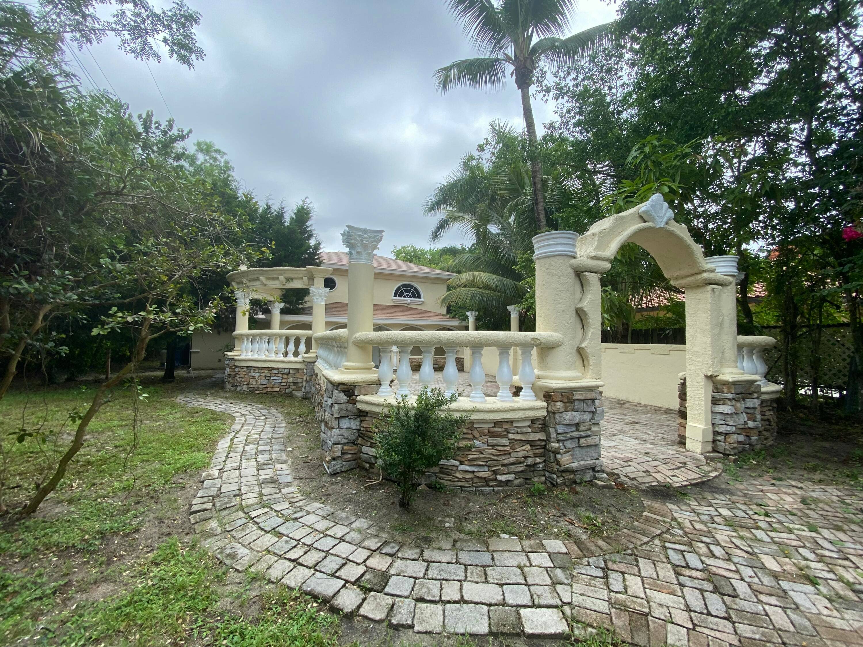 Excellent property offering endless of possibilities situated over 1 acre lot, No HOA, this prime location is close to wellington mall, shopping centers, Okeeheelee Park, easy access to the Turnpike.