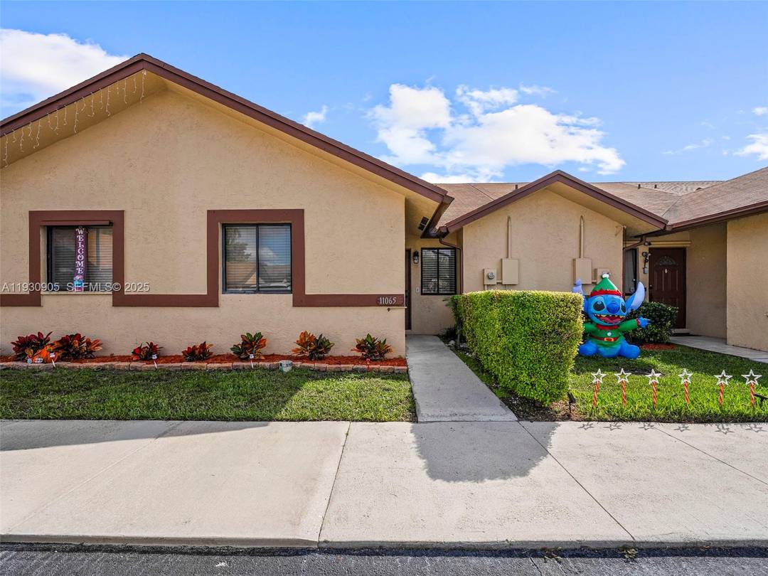 Beautifully updated townhouse located in the heart of Sunrise !