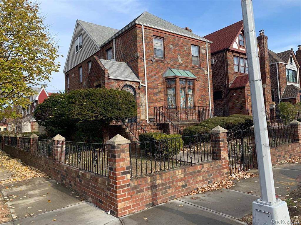 One of the largest single family homes in Saint Albans.