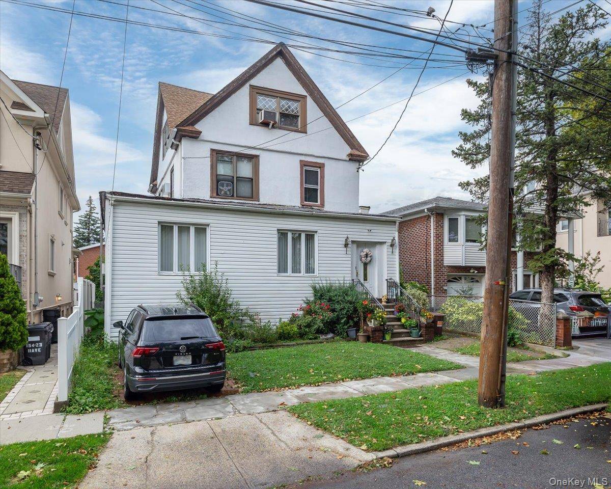Beautiful 4 bedroom 2 bathroom in the Beechhurst section of Whitestone.