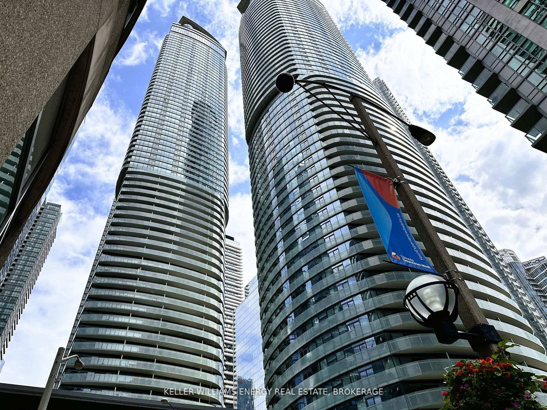 Experience the best of downtown living in this stylish 1 Den condo just a 2 minute walk from Union Station.