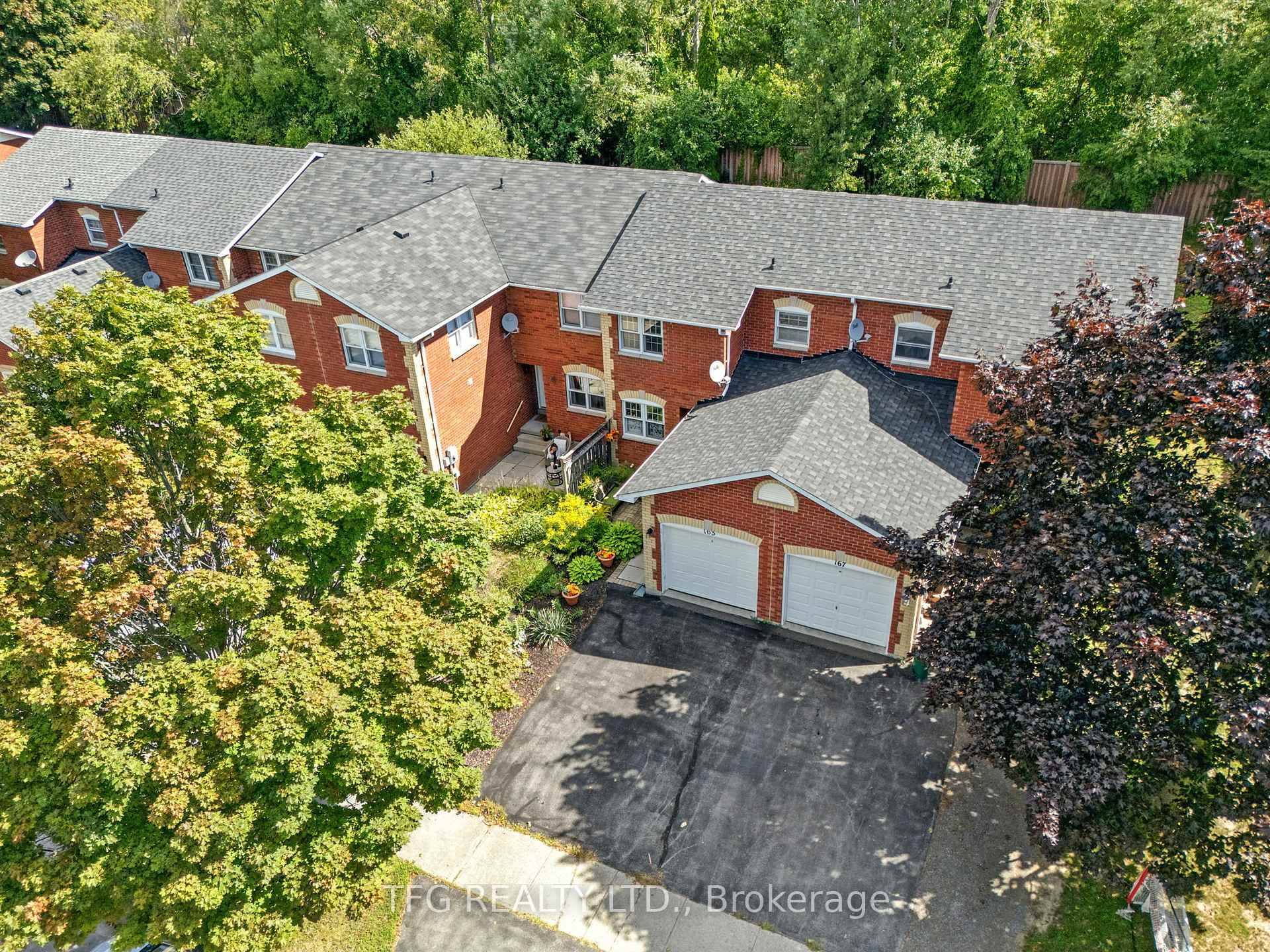Welcome to this beautiful all brick townhouse on a quiet crecent in a desirable family friendly neighbourhood.