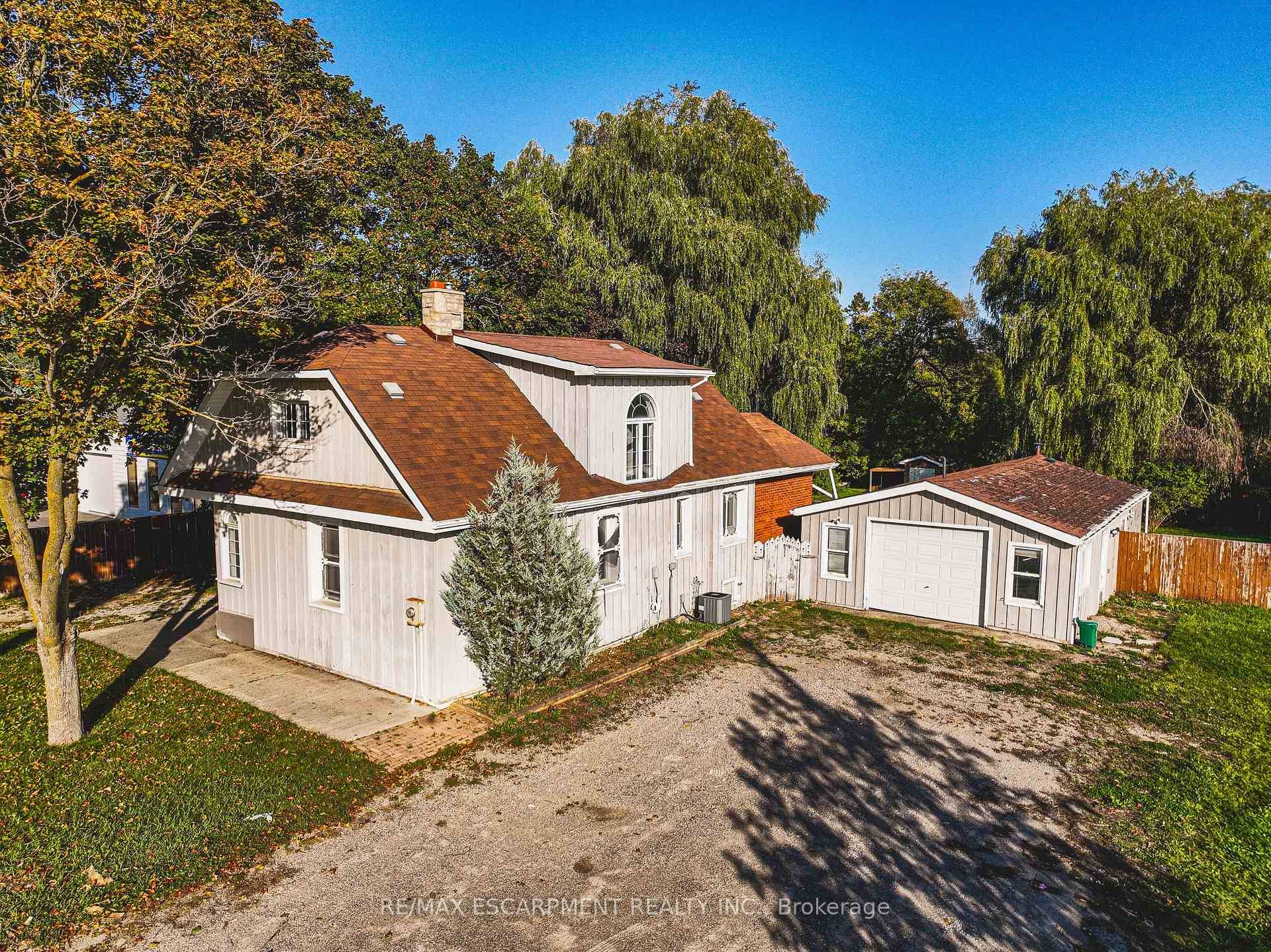 This charming country home is the one you've been waiting for !